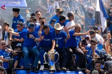 Pawai trofi hattrick Persib disambut lautan bobotoh