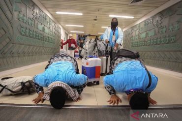 Sujud syukur jamaah haji kloter pertama saat tiba di tanah air
