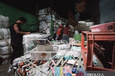 Menaklukan gunungan sampah dengan ekonomi sirkular