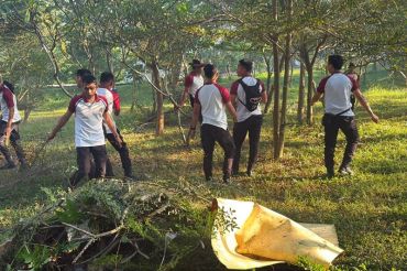 Polres Lombok Tengah membersihkan sampah di bypass