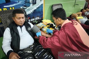 Donor darah di atas KRI Teluk Kupang-519