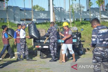 Satgas Operasi Trisila-26 TNI AL bersih pantai di Monumen MNEK Makassar