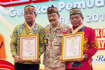 Bupati Kapuas terima penghargaan dan medali kehormatan dari Gerdayak Indonesia