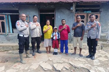Kapolda NTT beri perlengkapan sekolah kepada siswa TTS viral pakai kaos kaki dari arang
