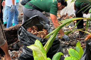 PLN dan Pemprov Sulut bersihkanMalalayang Beach Walk