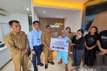Plt Bupati Sitaro serahkan bantuan bencana kepada ahli waris
