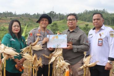 Pemkab salurkan bantuan sarprodi ke poktan binaan Polres Gumas