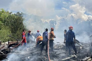 Damkar Kendari kerahkan empat armada padamkan kebakaran dua rumah
