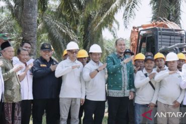 Bupati Inhu hadiri pembukaan program peremajaan sawit di Batang Cenaku