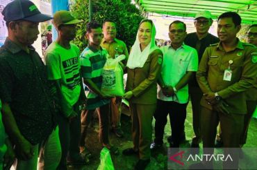 Pemkab Natuna salurkan 1,1 ton beras untuk masyarakat miskin
