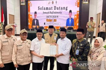 Gubernur Sulsel bagi-bagi uang ke sejumlah haji Kloter 21