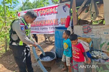 Polres Sumba Timur menyalurkan 10.000 liter air bersih bagi warga