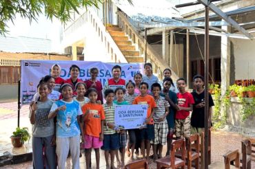 Pertamina menyalurkan bantuan bagi anak yatim dhuafa di Kupang