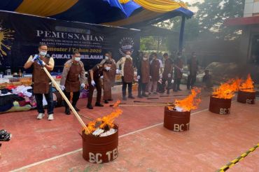 Barang Ilegal senilai Rp4,65 Miliar dimusnahkan Bea Cukai Tembilahan