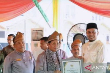 Bupati Inhu Ade Agus Hartanto terima penghargaan dari Menteri Agama RI