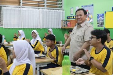 Presiden Prabowo tinjau pelaksanaan MBG di SMPN 111 Jakarta