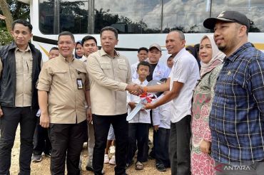KSP salurkan bantuan bus sekolah dan tambah gaji guru honorer SLB di Kendari