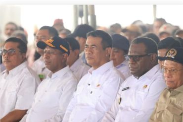 Mentan Amran serahkan bantuan peralatan pertanian bagi petani Merauke
