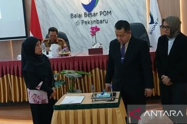 Alex Sander serahkan tongkat estafet kepemimpinan BBPOM di Pekanbaru kepada Sofiyani Chandrawati Anwar