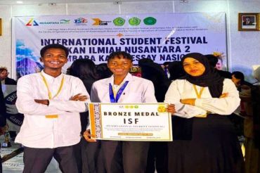 Mahasiswa internasional UMMAT raih medali perunggu lomba esai ISF 2026