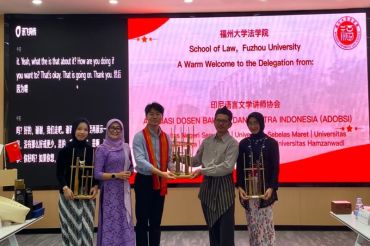 Dua dosen Fakultas Bahasa dan Senk Unnes ajarkan Bahasa Indonesia di China