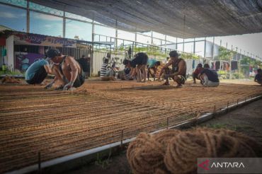 Lapas Lobar meningkatkan keterampilan warga binaan olah serabut kelapa