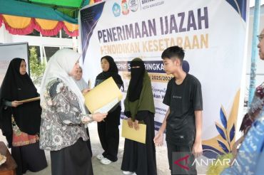 Pemkot Makassar serahkan 108 ijazah program pendidikan kesetaraan ke personel kebersihan