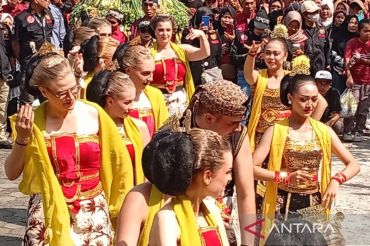 Sukarelawan Belgia tampilkan tari Lengger Bule di Festival dan Grebeg Suran Baturraden