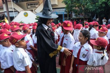 Keseruan hari pertama masuk sekolah di berbagai daerah