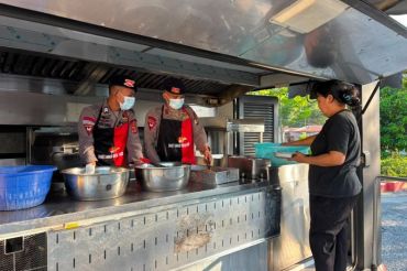 Satbrimob siapkan tenda-dapur lapangan bagi korban kebakaran di Poso