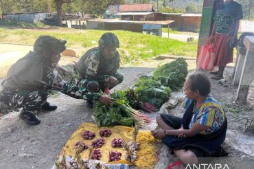 Satgas Pamtas beli hasil bumi warga Pirime Lanny Jaya dukung ekonomi lokal