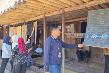 Kemenkum NTT mengawasi Tenun Ikat Ngada berindikasi geografis