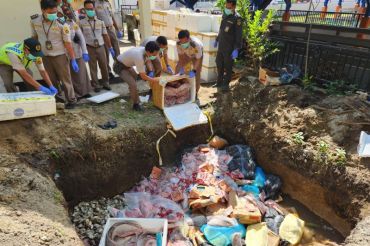 Karantina Provinsi NTB memusnahkan tiga ton produk hewan dan ikan tanpa dokumen
