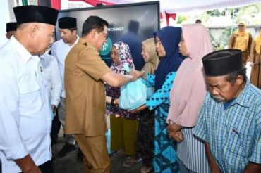 Bupati Lombok Timur menargetkan pengumpulan zakat Rp31 miliar