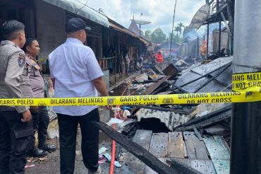 Belasan kios di Pasar Kayu Tanam Padang Pariaman terbakar