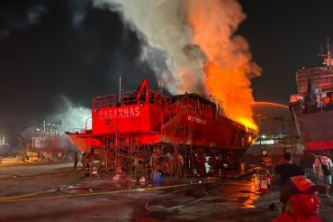Kapal Basarnas dari Mentawai terbakar saat perbaikan di Muara Baru