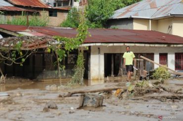 Sungai Ngarai Sianok meluap rendam rumah warga di Bukittinggi