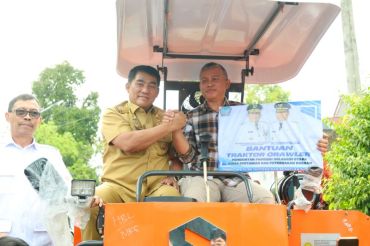 Gubernur Sulut serahkan bantuan lima alsintan di sentra Minahasa