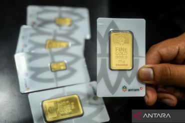 Jumat ini harga emas Antam terpantau turun