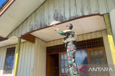 Prajurit Satgas Yonif 511/DY perbaiki jaringan listrik warga Wenam