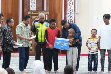 Pelindo Regional 2 serahkan puluhan beasiswa bagi anak pekerja berprestasi