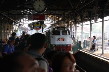186.979 penumpang kereta api melalui stasiun di Daop 6