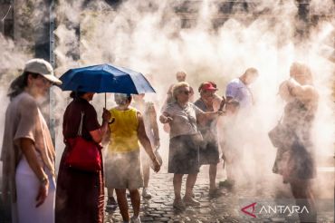 Potret warga Budapest melawan suhu menyengat, peringatan panas tertinggi masih berlaku di Hungaria