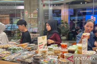 Buy 1 Get 1 jadi daya tarik tersendiri bagi pembeli jajanan