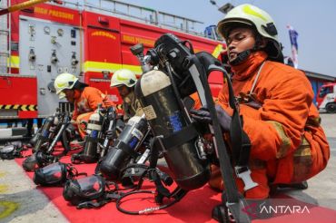 Bukan sekadar padamkan api, petugas Damkar unjuk ketangkasan di JFFC 2026