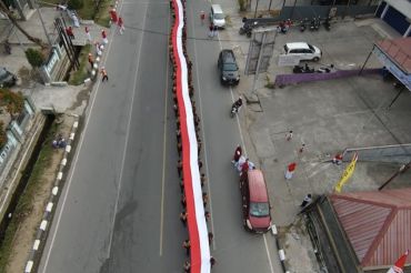 180 siswa di Kendari bentangkan bendera Merah Putih 81 meter semarakkan HUT RI