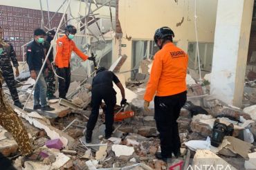 Basarnas evakuasi tiga korban reruntuhan bangunan akibat gempa NTT