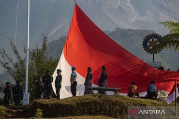 Bendera Merah Putih berukuran raksasa berkibar di lereng Gunung Merapi