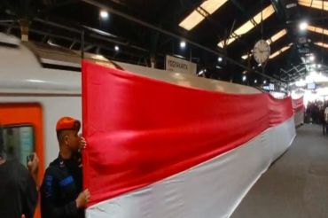KAI Daop 6 mengajak penumpang rayakan HUT Ke-81 RI bentangan bendera 25 meter
