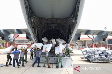 Menhan menyalurkan 20 ton bantuan logistik untuk para korban gempa di NTT